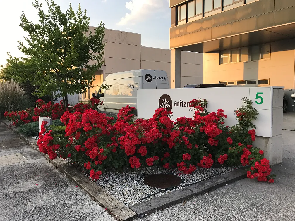 Entrada de Carpintería Aritzmendi en Esquíroz de Galar